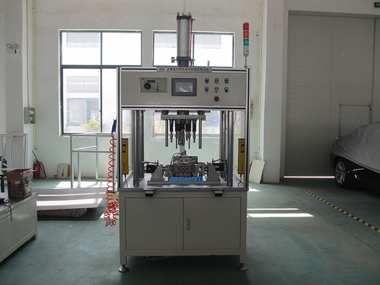 133 压缩机壳体试漏机.jpg