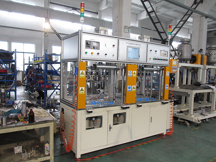 102 排气管流量监测及泄漏测试台.jpg